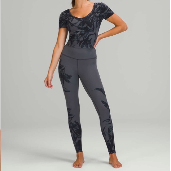 Lululemon Align Tee in Botanical Bloom Anchor Multi - Picture 3 of 10